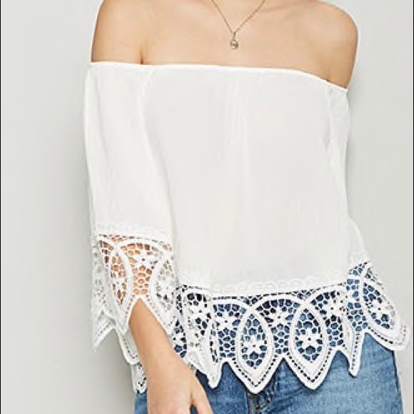 Forever 21 Tops - Crochet Lace Off-the-Shoulder Top • Size M